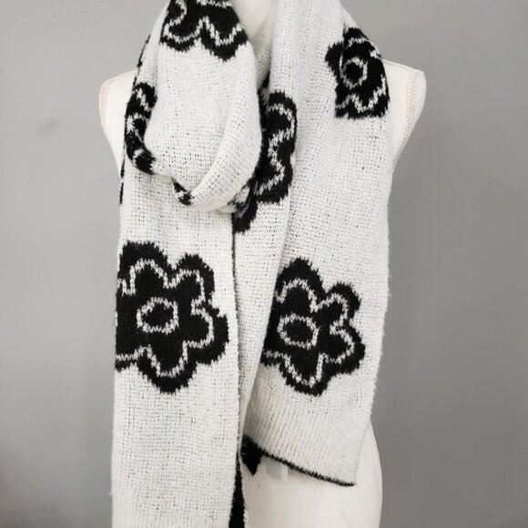 American Eagle black and white oversized flower chunky knit scarf reversible - Picture 2 of 7